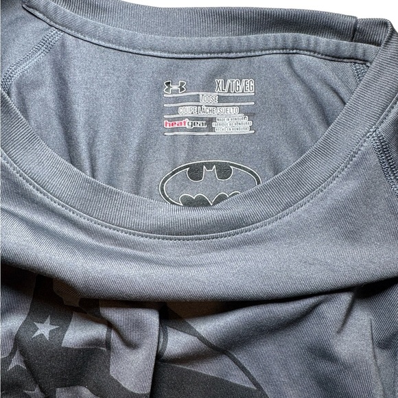 Under Armour HeatGear Men’s Short Sleeve Shirt Batman Logo Grey Size XL - Picture 7 of 9